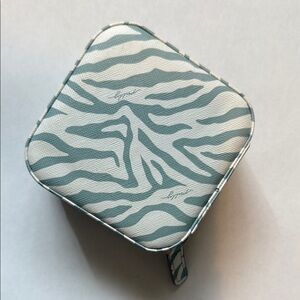 Milly Traveling Jewelry Case Blue White Leapard Print Zip 4 X 4 Inches Mirror